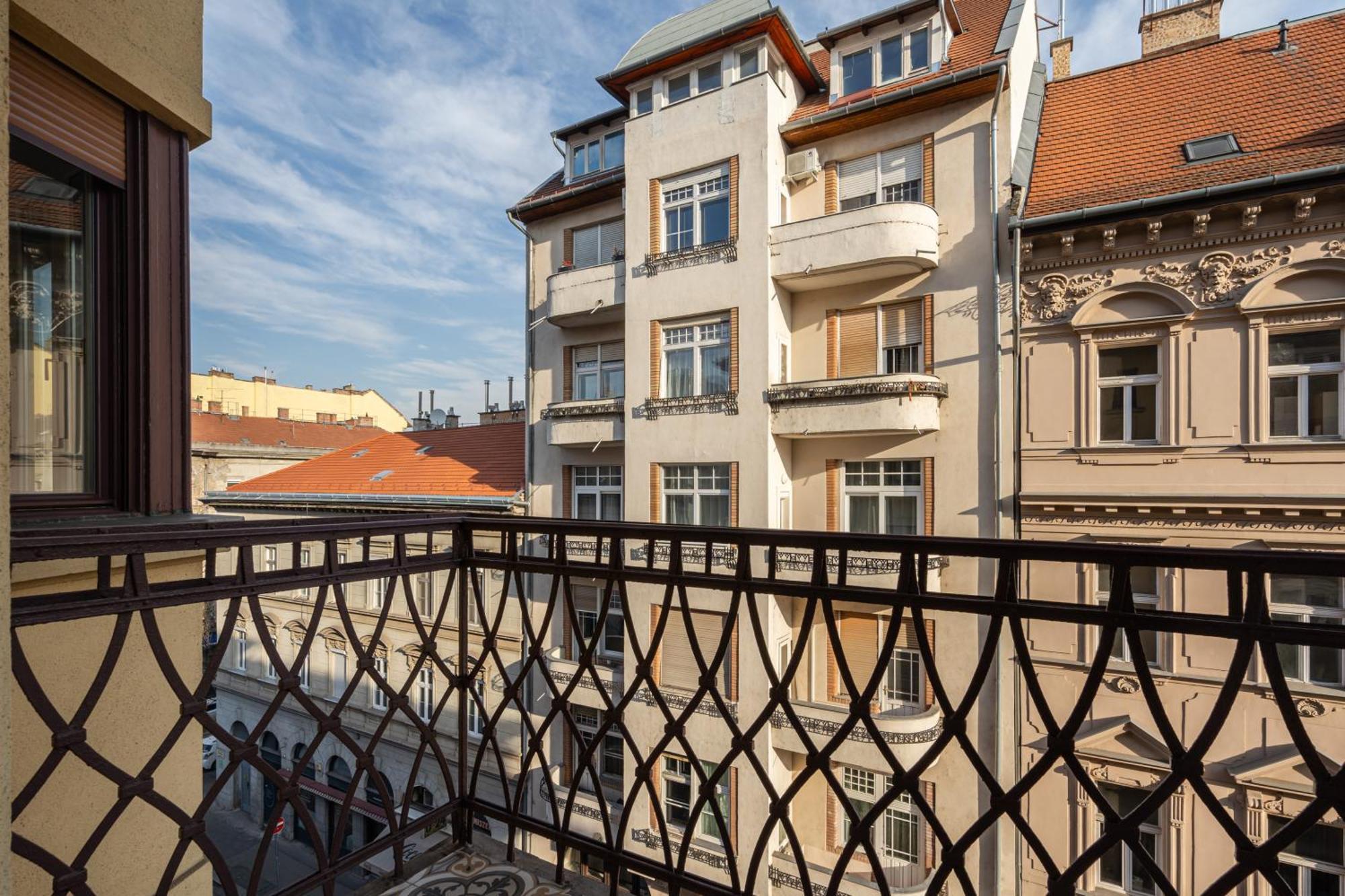 Ambient Aura Budapest
